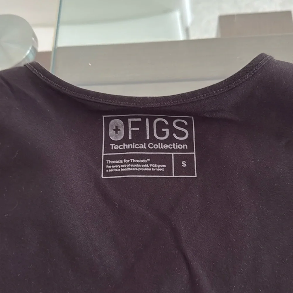 Women black figs scrub top small great condition - Picture 1 of 3
